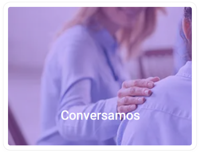 mulher tocando ombro